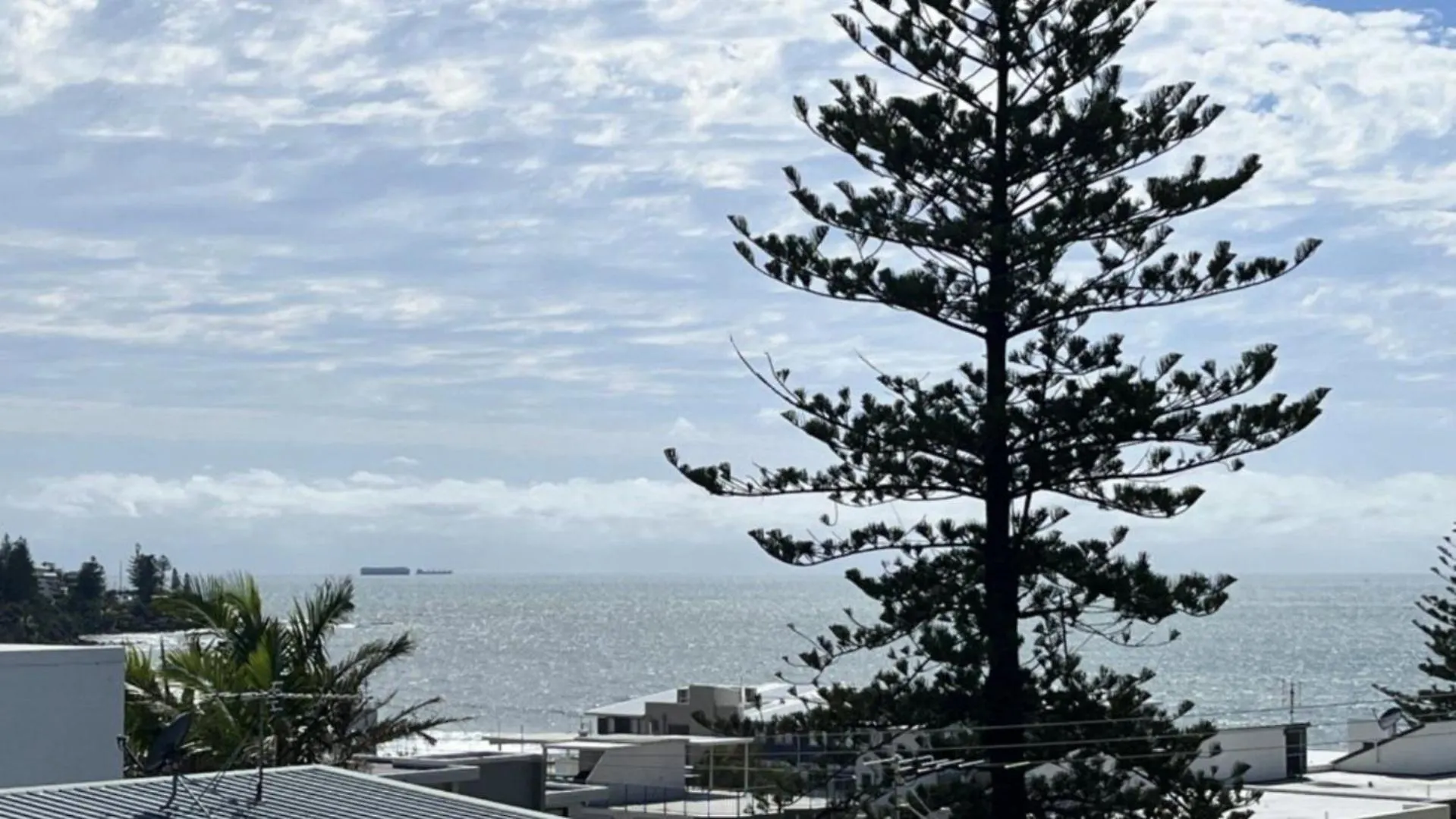 A Minutes Walk To The Beach! Caloundra Australia
