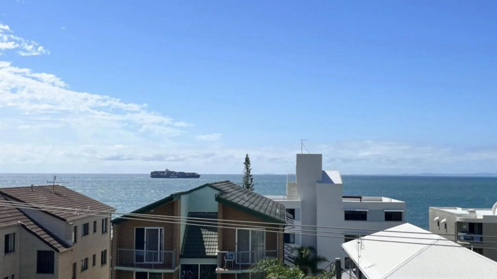 A Minutes Walk To The Beach! Caloundra