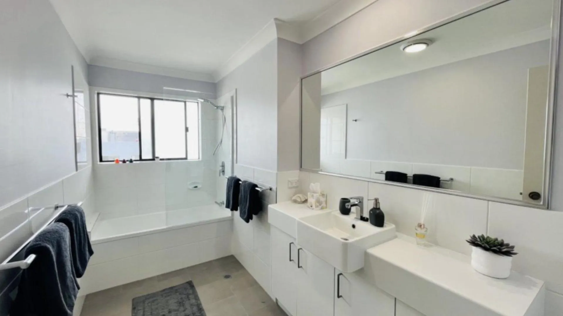 A Minutes Walk To The Beach! Caloundra